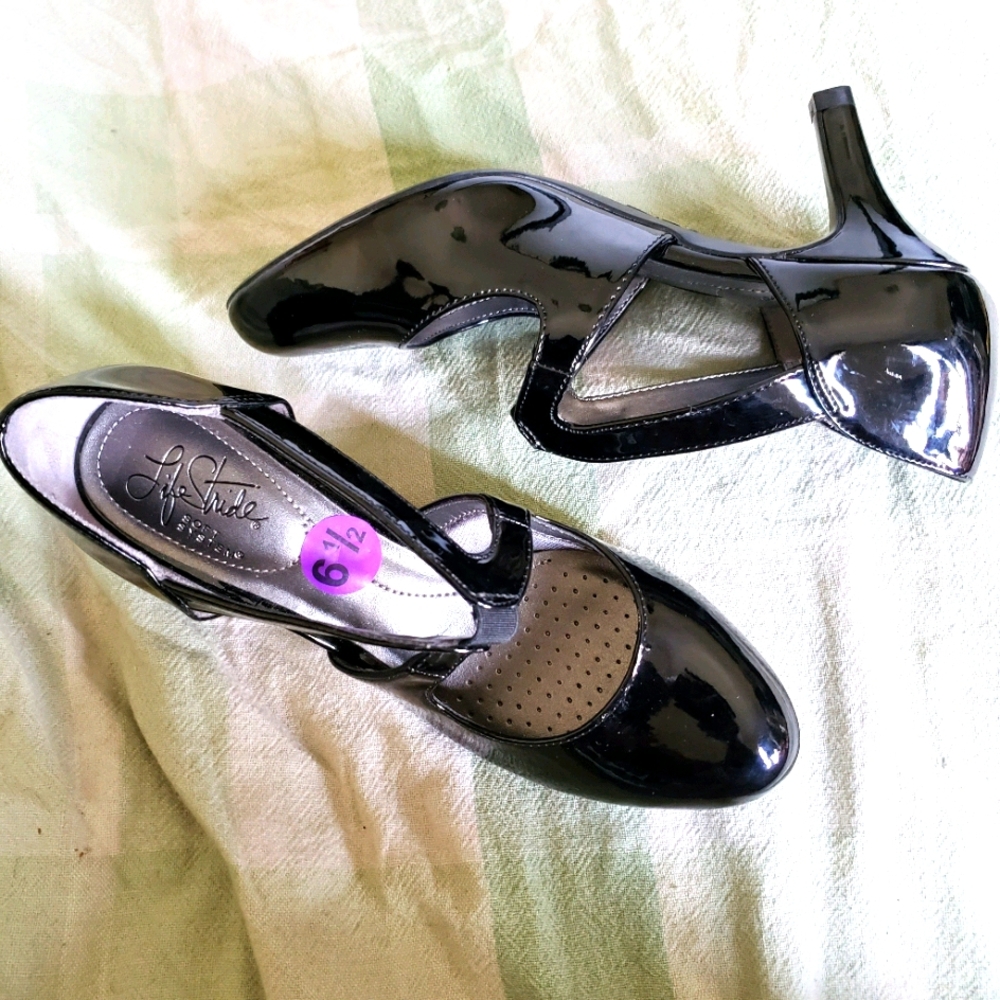 New! LifeStride Patent Kitten Heel Pumps